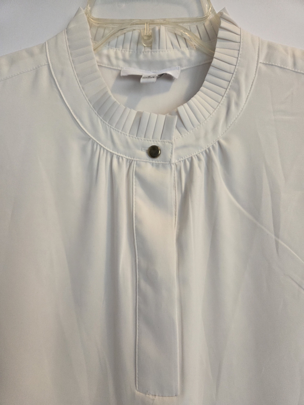 Sleeveless White Pleated Neck Women's Top - Picture 3 of 9